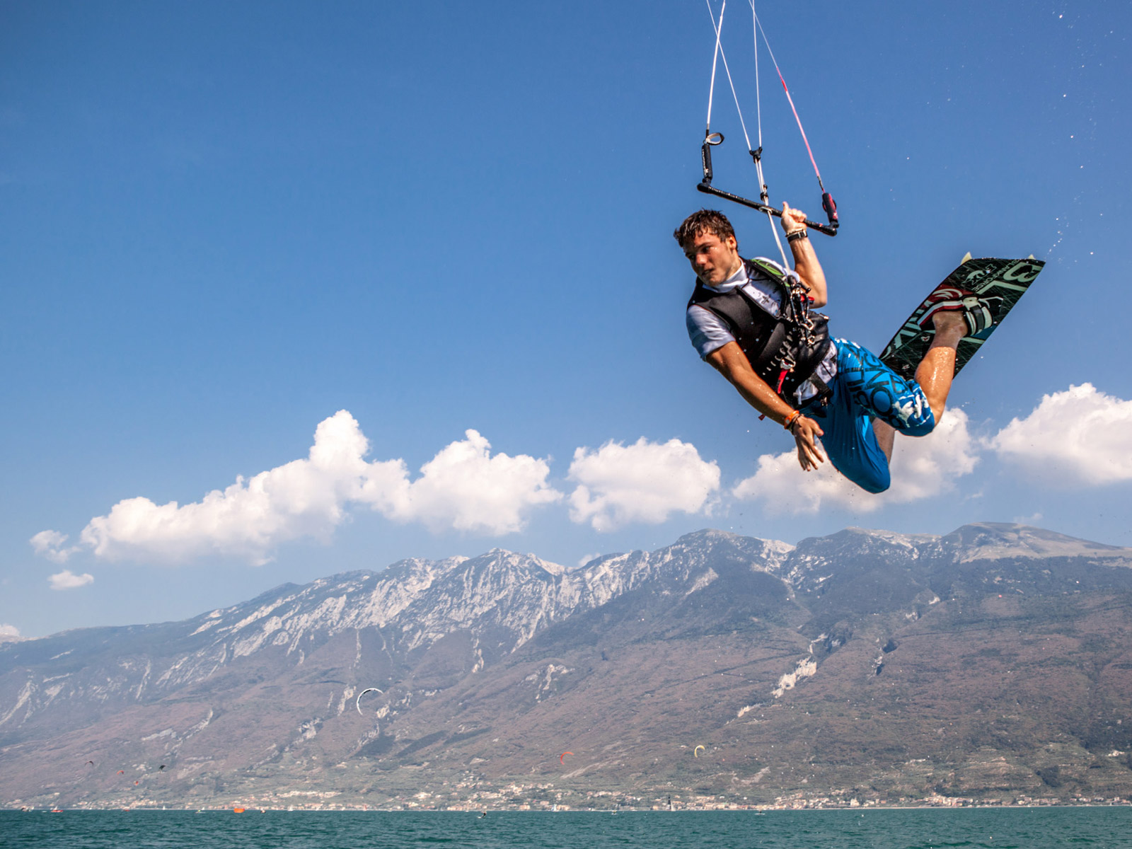 <strong>Kitesurf</strong> School<br>&amp;<strong> watersports</strong> 